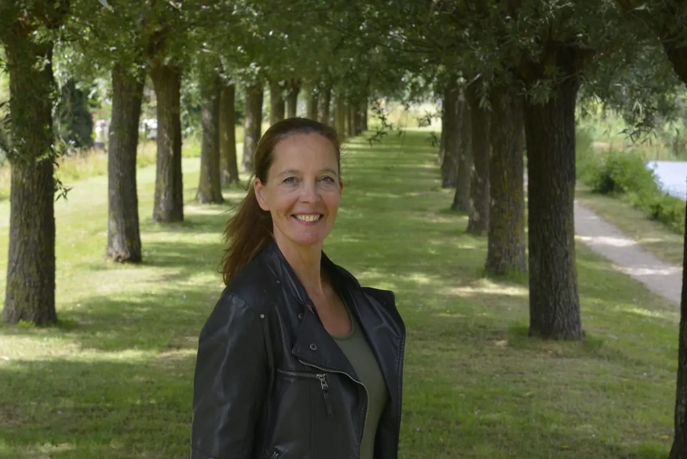 Silvia Alferink in een parklaan