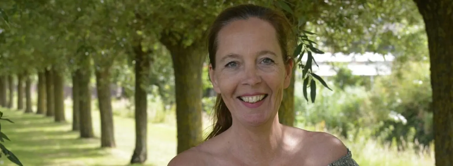 Portret van Silvia Alferink, buiten